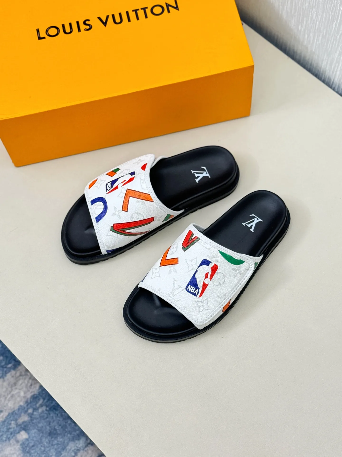 [L Home] P: 340💰Size: 38-45 Top purchasing agent lv men's summer slippers, classic presbyopia with Velcro, soft real leather lining, unique color splicing effect, distinctive personality, fashionable and trendy essential style, light and comfortable. Lightweight and tough rubber insole, micro ridged foam outsole, super comfortable!
